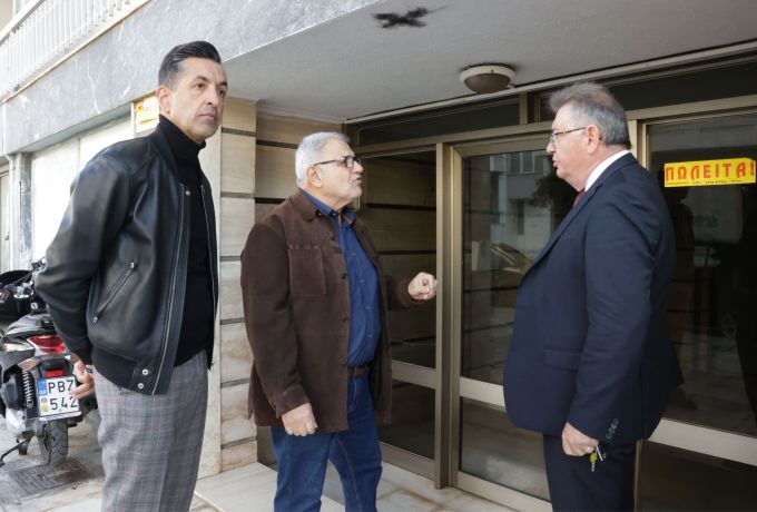 Επίσκεψη του Δημάρχου Κορινθίων Νίκου Σταυρέλη σε οικογένεια ωφελούμενη του προγράμματος «Στέγαση και Εργασία για τους Αστέγους ΙΙΙ»